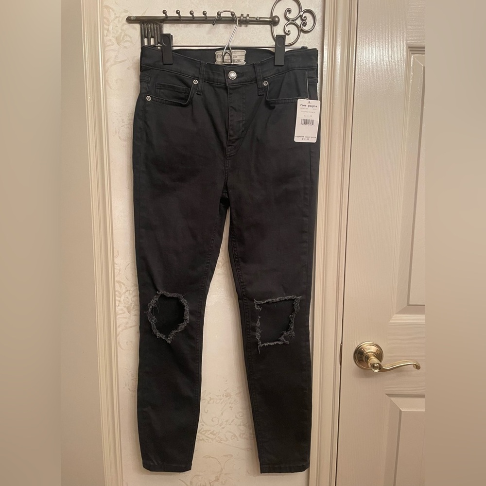 NWT Women’s Free People Busted Knee Skinny Jeans - Size 28/Washed Black